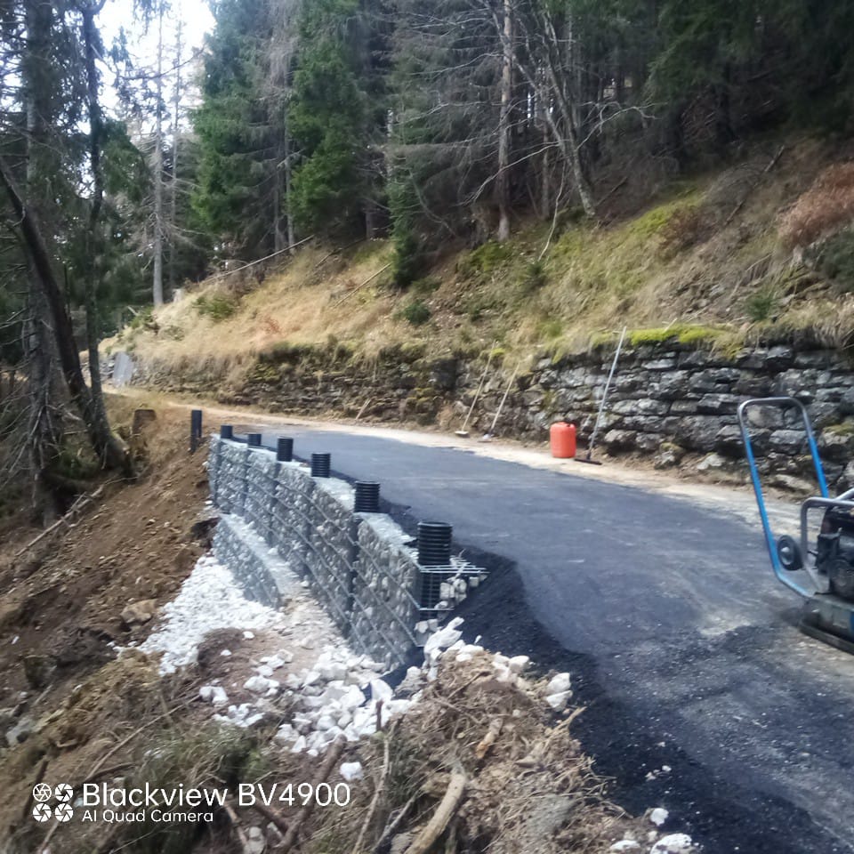 Un'autostrada in costruzione nel bosco.